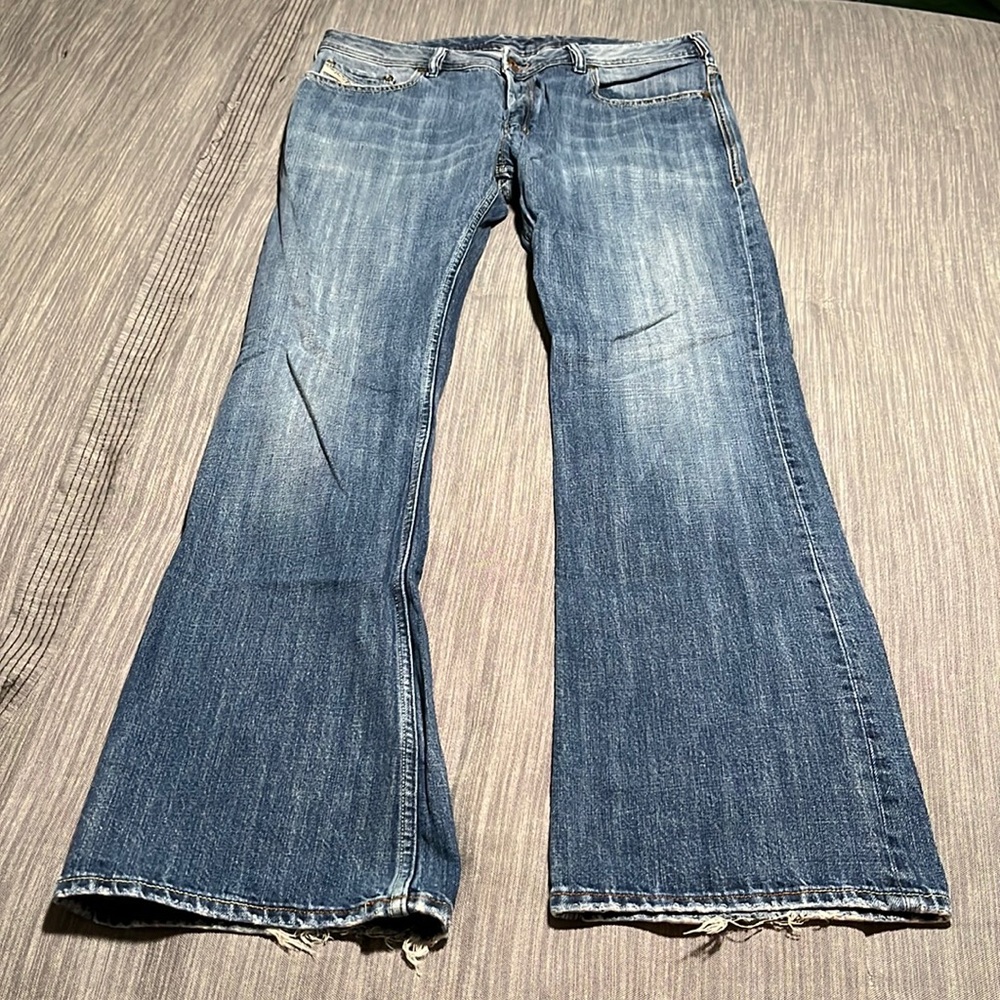Men’s 33w Diesel Jeans w/ stitched pocket design. Excellent. Smoke free home.